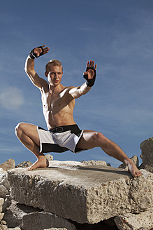 Germany, Bavaria, Young man doing martial arts training - MAEF004674