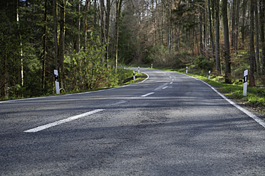 Deutschland, Bayern, Leere Waldstraße im Frühling - TCF002550