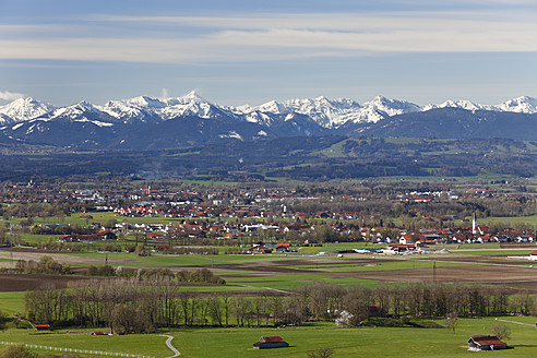 Deutschland, Bayern, Blick auf Stadt und Alpen - SIEF002580