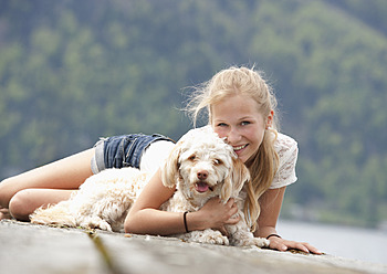 Österreich, Jugendliches Mädchen mit Hund auf Steg, lächelnd, Porträt - WWF002380