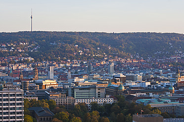 Deutschland, Baden Württemberg, Stuttgart, Blick auf Fernsehturm, Stadtzentrum und Skyline - WDF001196