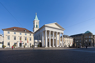 Deutschland, Baden Württemberg, Karlsruhe, Ansicht von Kirche und Marktplatz - WD001200