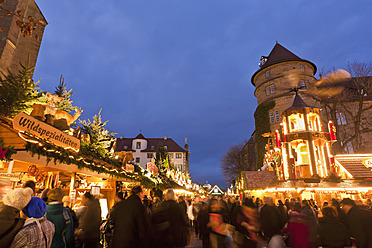 Germany, Baden Wuerttemberg, Stuttgart, People at christmas market - WDF001205
