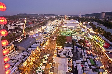 Deutschland, Baden Württemberg, Stuttgart, Menschen auf dem Messegelände - WD001213