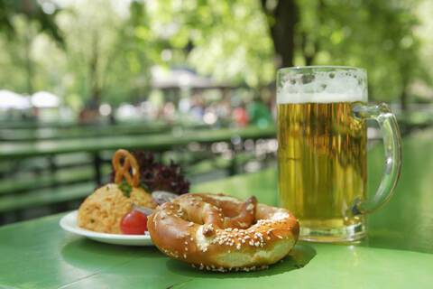Deutschland, Bayern, München, Vegetarisches Gericht mit Bierkrug, Nahaufnahme, lizenzfreies Stockfoto