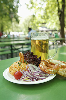 Deutschland, Bayern, München, Vegetarisches Gericht mit Bierkrug, Nahaufnahme - TCF002611