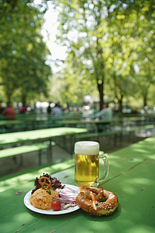 Deutschland, Bayern, München, Vegetarisches Gericht mit Bierkrug - TCF002609