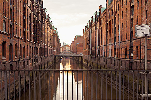 Deutschland, Hamburg, Alte Lagerhäuser in der Speicherstadt - MSF002669