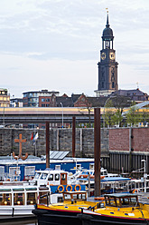 Deutschland, Hamburg, Blick auf die St. Michaelis Kirche in der Stadt - MSF002670
