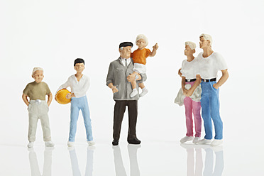 Figurines on white background - MAEF004699