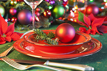 Germany, Cologne, Place setting at dining table for christmas - GWF001795