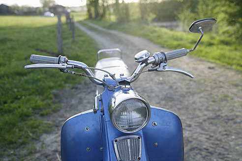 Deutschland, Bayern, Altes Moped der 1960er Jahre - TCF002606