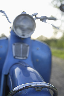 Deutschland, Bayern, Altes Moped der 1960er Jahre - TCF002605