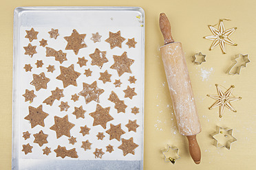 Weihnachtsplätzchen auf dem Backblech - GWF001778