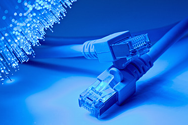 USB-Kabel vor blauen Faserleuchten, Nahaufnahme - TSF000361