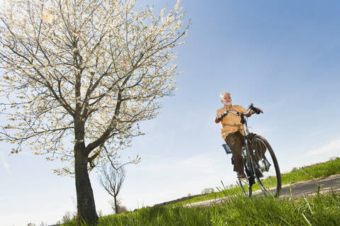 Deutschland, Bayern, Älterer Mann fährt Elektrofahrrad, lizenzfreies Stockfoto