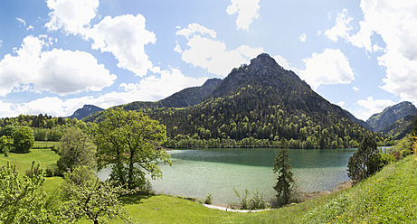 Germany, Bavaria, View of Thumsee Lake with mountain - WWF002394
