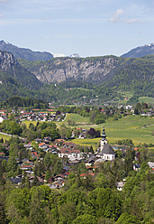 Deutschland, Bayern, Blick auf Bayrisch Gmain mit Lattengebirge im Hintergrund - WWF002400
