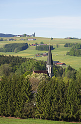 Österreich, Blick auf die Kirche mit dem Ort Oberhofen - WWF002404