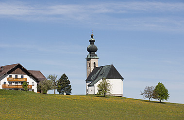 Österreich, Land Salzburg, Blick auf die Sommerholzkirche - WWF002406