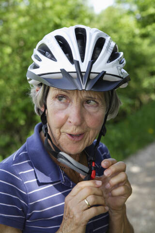 Deutschland, Bayern, Seniorin mit Fahrradhelm, Nahaufnahme, lizenzfreies Stockfoto