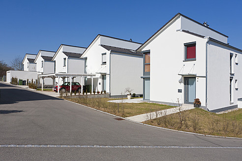 Germany, Baden Wurttemberg, Aldingen, Row of modern detached houses - WDF001233