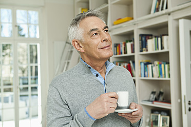 Deutschland, Berlin, Älterer Mann mit Kaffeetasse - FMKYF000004