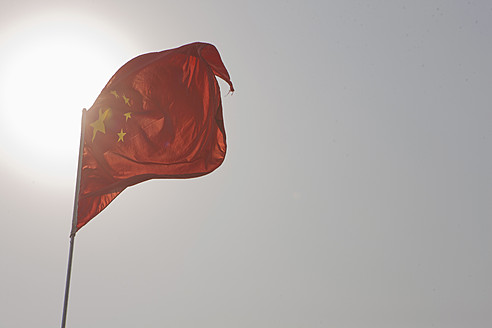 China, Peking, Chinesische Flagge gegen Sonne - FLF000060