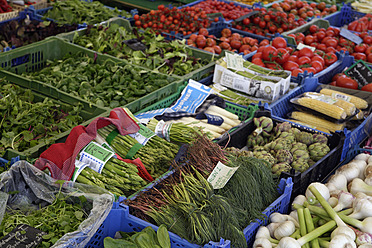 Deutschland, Bayern, München, Viktualienmarkt, Verschiedene Salate und Gemüse am Marktstand - TCF002653
