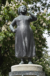 Deutschland, Bayern, München, Statue von Liesl Karlstadt auf Brunnen - TCF002656