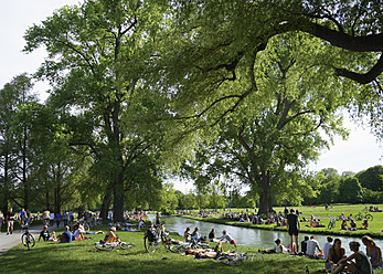 Deutschland, Bayern, München, Studenten entspannen sich im Englischen Garten - TCF002657