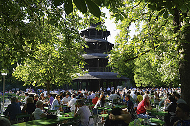 Deutschland, Bayern, München, Englischer Garten, Chinesischer Turm, Menschen sitzen im Biergarten - TCF002661