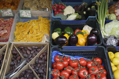 Deutschland, Bayern, München, Vikrualienmarkt, Obst und Gemüse am Marktstand, lizenzfreies Stockfoto