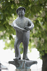 Deutschland, Bayern, München, Statue von Weiss Ferdl auf Brunnen - TCF002665