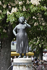 Deutschland, Bayern, München, Statue von Liesl Karlstadt auf Brunnen - TCF002666