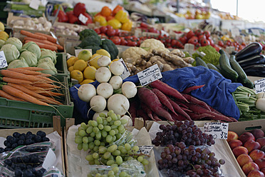 Deutschland, Bayern, München, Obst- und Gemüsesorten am Marktstand - TCF002670