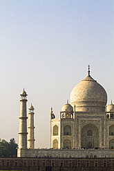 Indien, Agra, Menschen am Taj Mahal - MBEF000331