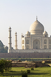 Indien, Agra, Menschen am Taj Mahal - MBEF000332