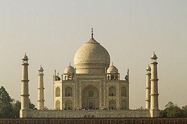 Indien, Agra, Menschen am Taj Mahal - MBEF000333