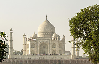 Indien, Agra, Menschen am Taj Mahal - MBEF000343