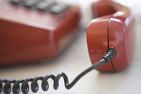 Rotes Telefon auf weißem Hintergrund - FLF000068