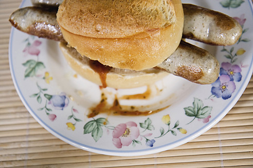 Deutschland, Bratwurst im Brötchen auf Teller - FLF000077