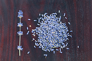 Lavendel auf Holzteller - ASF004564