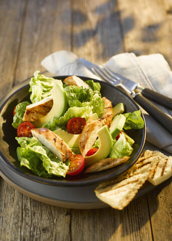 Teller mit Salat und Huhn, Nahaufnahme, lizenzfreies Stockfoto