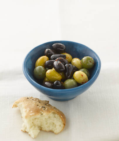 Gemischte Oliven mit Fladenbrot, Nahaufnahme, lizenzfreies Stockfoto