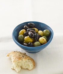 Mixed olives with pitta bread, close up - KSWF000834