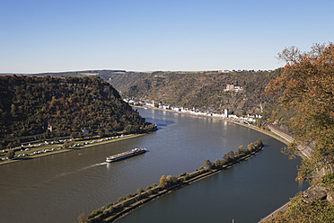 Deutschland, Rheinland-Pfalz, Blick auf St. Goarshausen und Burg Katz mit Rhein - GWF001806