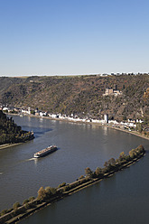 Deutschland, Rheinland-Pfalz, Blick auf St. Goarshausen und Burg Katz mit Rhein - GWF001807