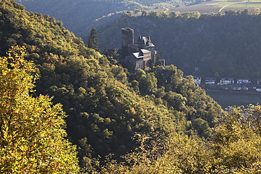 Deutschland, Rheinland-Pfalz, Blick auf Schloss Katz mit Rhein - GWF001810