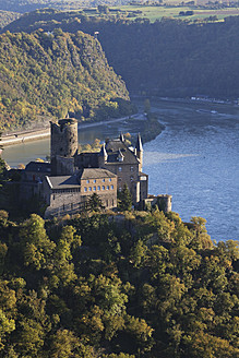 Deutschland, Rheinland-Pfalz, Blick auf Schloss Katz mit Rhein - GWF001811